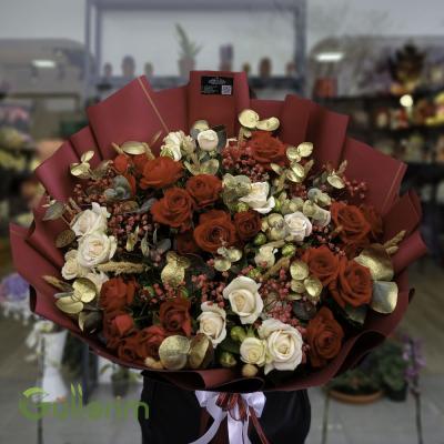Qırmızı və Krem Qızılgüllərlə Lüks Qızılı Buket