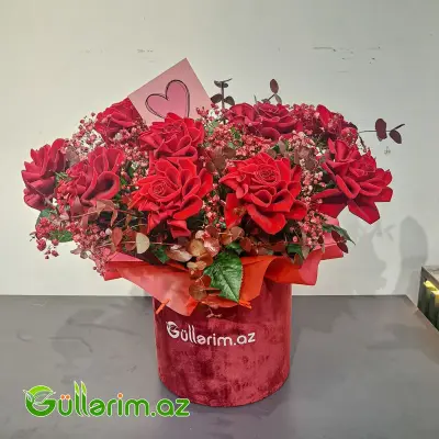 Gül Buketi (Məxmər Qutuda Qırmızı Qızılgüllər)