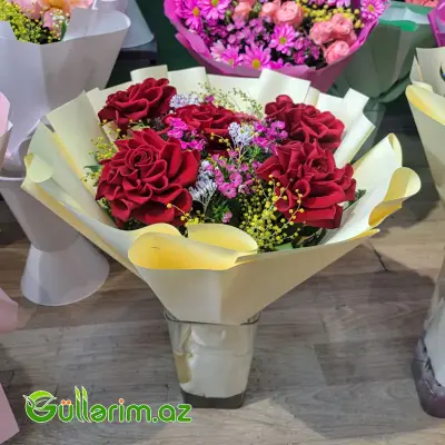 Gül Buketi (Tünd Qırmızı Qızılgüllər)